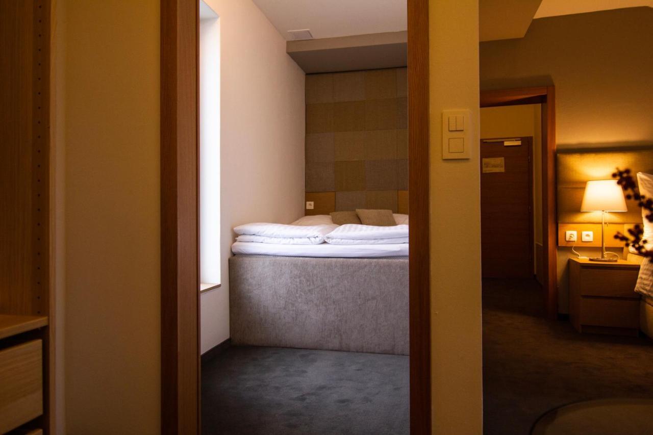 Hotel Marathon Senec Eksteriør bilde